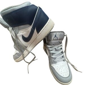 Boys Grade school Nike Air jordan 1 Mid Top sneakers in size 6.5
